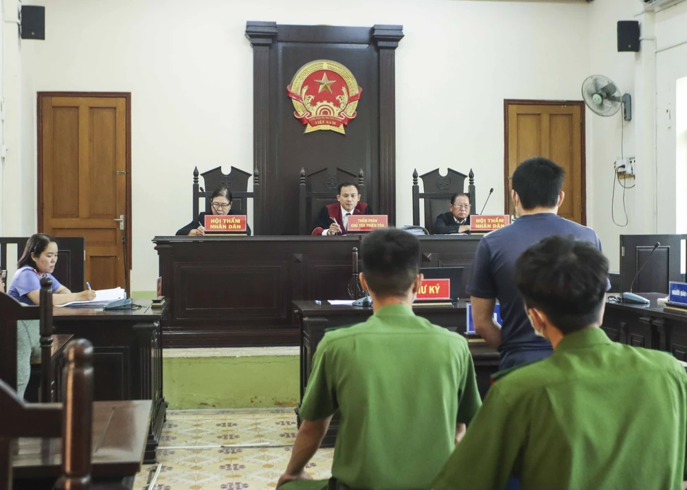 Phiên tòa xét xử vụ người tình của mẹ đánh chết bé trai 18 tháng tuổi tử vong. Ảnh: HD