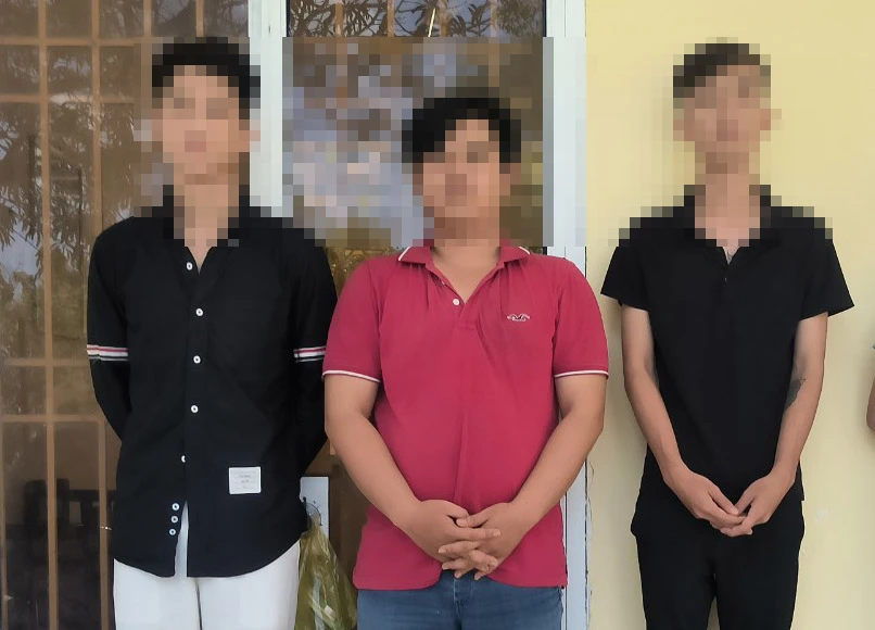 Ba bị can trong số bảy bị can bị khởi tố. Ảnh: CTV