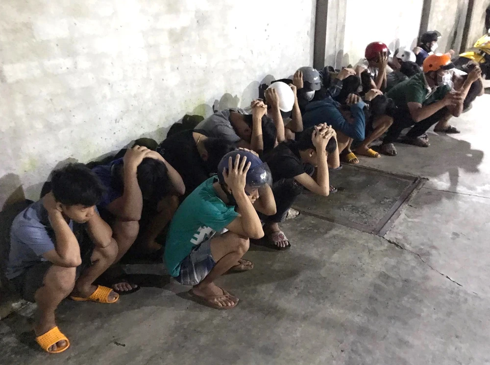 Nhóm thanh niên gần 20 người đã bị bắt đưa về trụ sở Công an. Ảnh: CTV