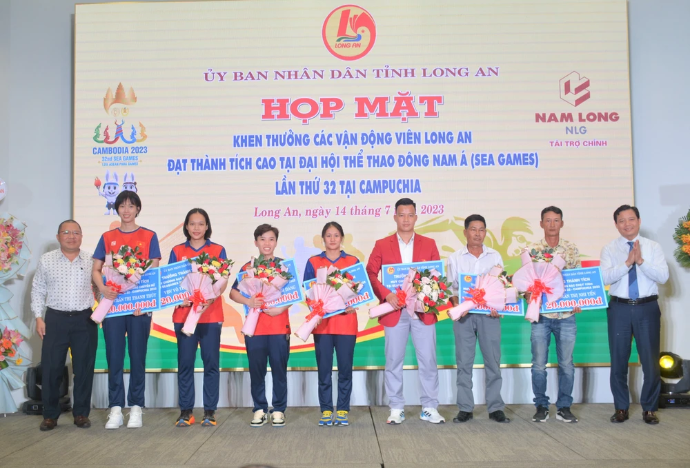 UBND tỉnh trao thưởng cho các VĐV. Ảnh: HUỲNH DU