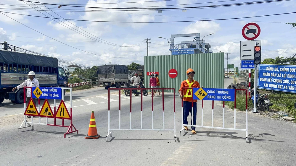 Đơn vị thi công bố trí người trực 24/24 để điều tiết giao thông. Ảnh: DK