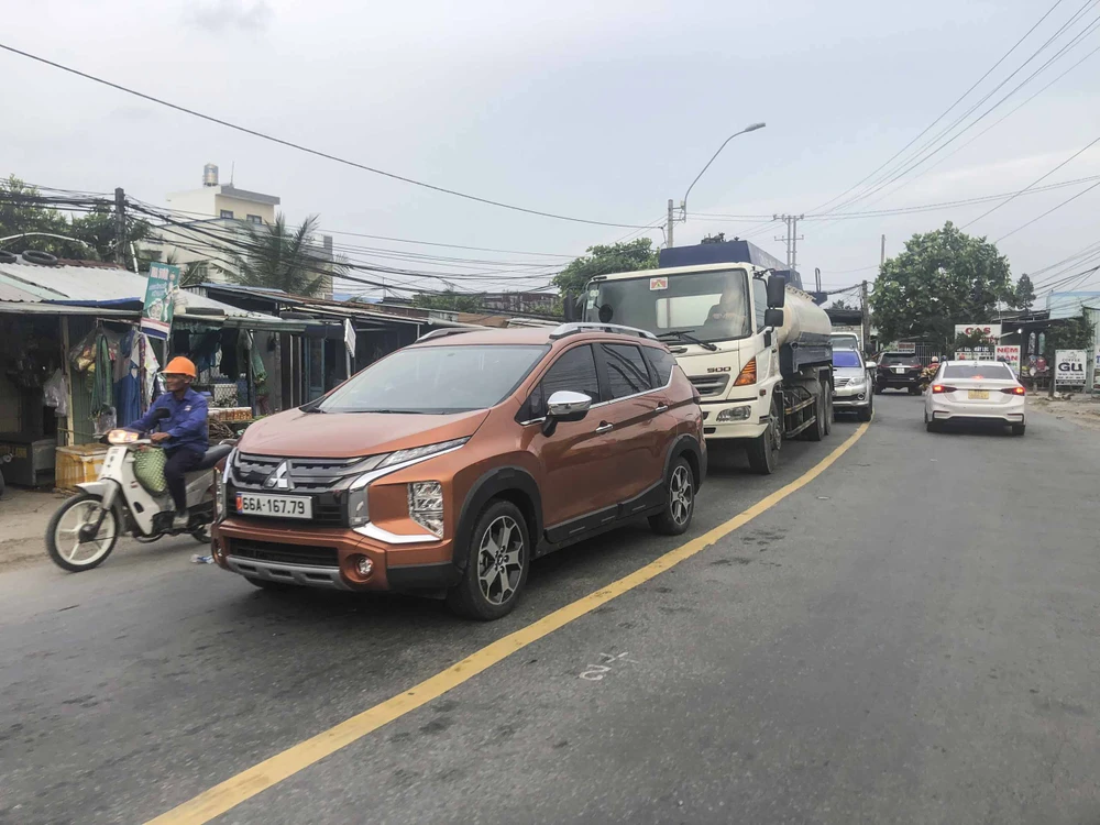 Khung giờ cao điểm tuyến quốc lộ 62 gần đến điểm sữa chữa thường xảy ra ùn ú. Ảnh: DK