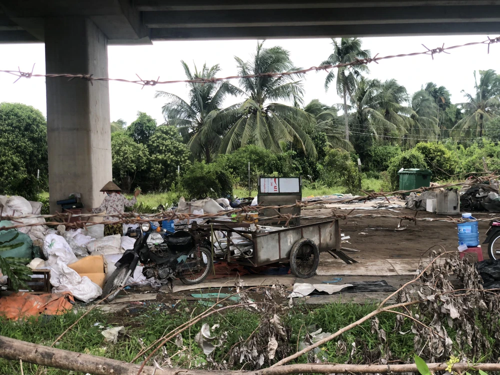 Các nhân viên của cơ sở phế liệu đang dọn dẹp thu gọn chuyển lên xe đi nơi khác. Ảnh: DK