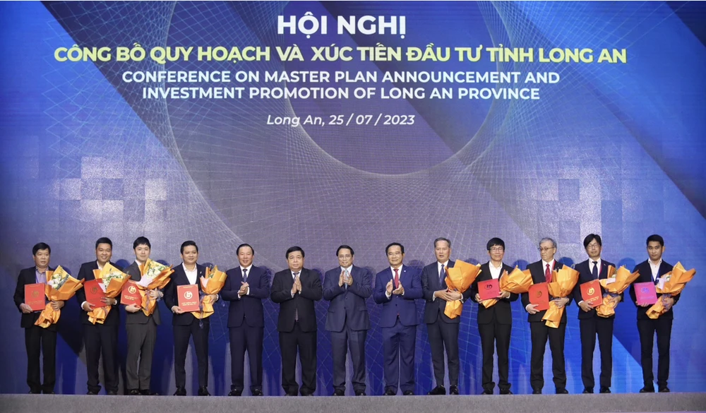 Trao Quyết định chủ trương đầu tư cho các nhà đầu tư. Ảnh: HD