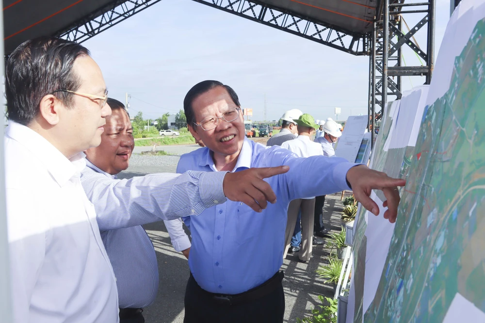 Chủ tịch UBND TP.HCM Phan Văn Mãi cùng đoàn công tác của Chính phủ kiểm tra dự án đường vành đai 3 TP.HCM qua Long An. Ảnh: HD Chủ tịch UBND TP.HCM Phan Văn Mãi cùng đoàn công tác của Chính phủ kiểm tra dự án đường vành đai 3 TP.HCM qua Long An. Ảnh: HD