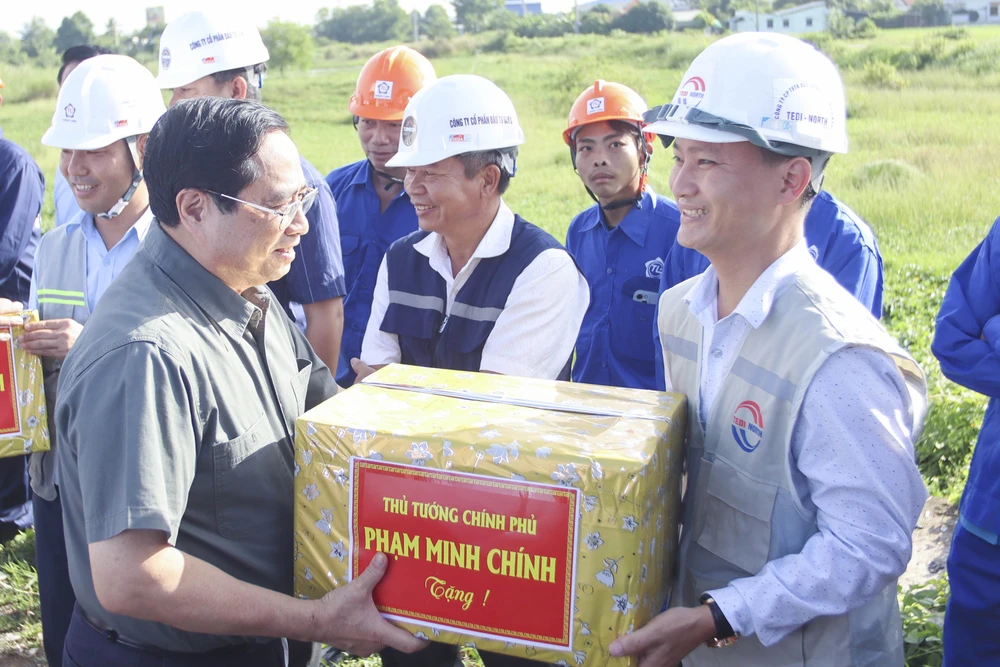 Thủ tướng tặng quà cho công nhân thi công đường vành đai TP.HCM đoạn qua tỉnh Long An. Ảnh:HD Thủ tướng tặng quà cho công nhân thi công đường vành đai TP.HCM đoạn qua tỉnh Long An. Ảnh:HD