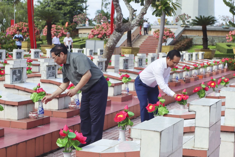 Thủ tướng Phạm Minh Chính thắp hương trên các phần mộ liệt sĩ. Ảnh: HD Thủ tướng Phạm Minh Chính thắp hương trên các phần mộ liệt sĩ. Ảnh: HD