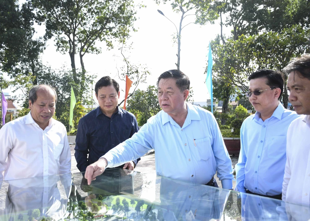 Đoàn công tác Trung ương nghe thuyết minh về dự kiến thiết kế công trình. Ảnh: HD