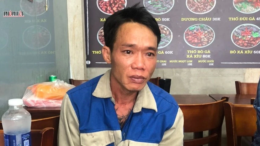 Đạt đang lẩn trốn ở một căn nhà hoang thì bị công an bắt giữ. Ảnh: CA