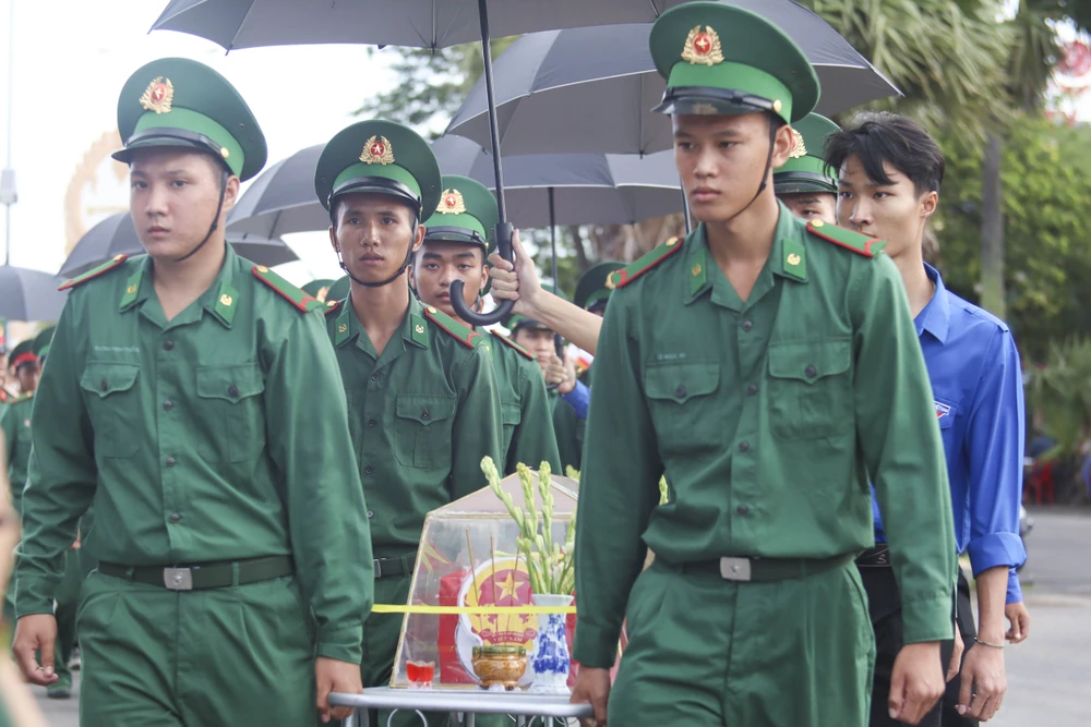 122 hài cốt liệt sĩ được đón nhận tại cửa khẩu quốc tế Bình Hiệp. Ảnh: HUỲNH DU