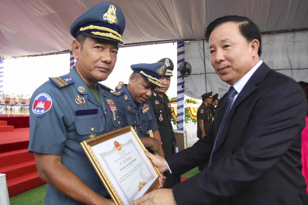 UBND tỉnh Long An trao bằng khen cho 18 tập thể và 40 cá nhân có thành tích trong công tác tìm kiếm, cất bốc hài cốt quân tình nguyện, chuyên gia Việt Nam hy sinh.Ảnh: HUỲNH DU