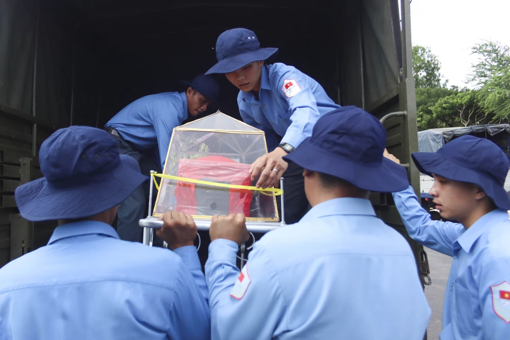 Đội K73 tỉnh Long An đã tìm kiếm, cất bốc và hồi hương 2.373 bộ hài cốt liệt sỹ và 6 mộ tập thể từ năm 2001 đến nay. Ảnh: HUỲNH DU