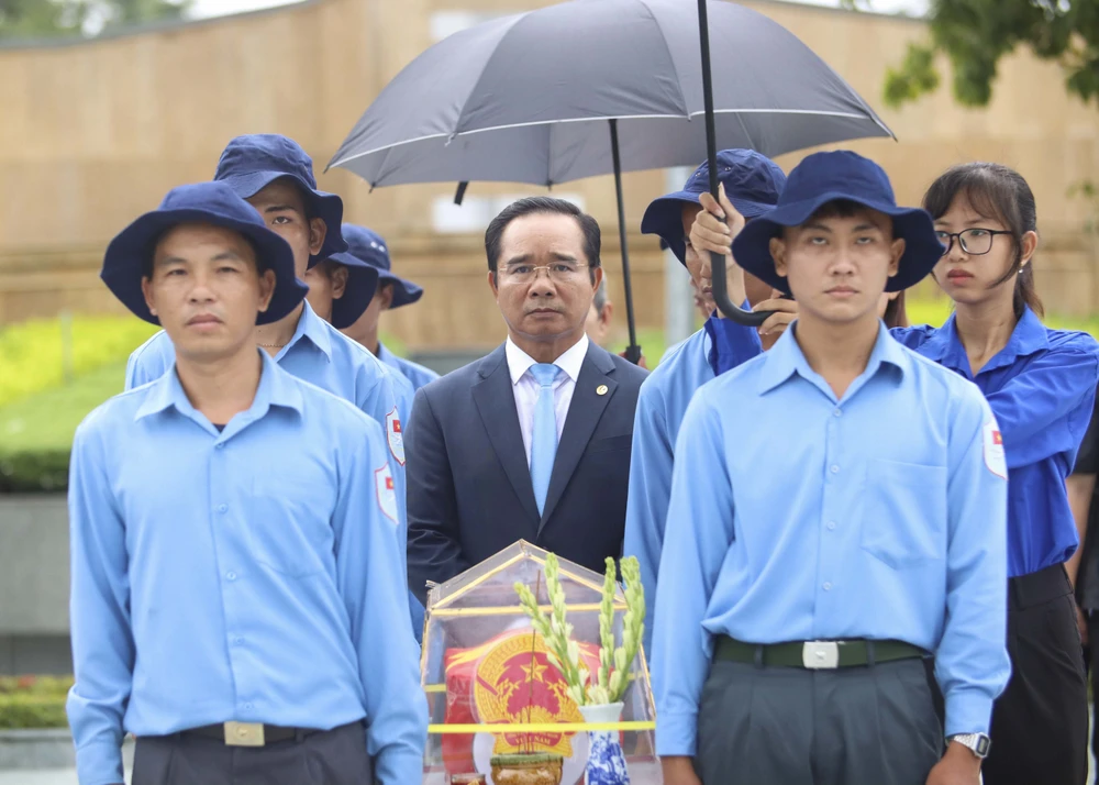 Bí thư tỉnh ủy - Long An dẫn đầu đoàn lãnh đạo tỉnh Long An thực hiện nghi thức an táng tại Nghĩa trang liệt sĩ huyện Vĩnh Hưng - Tân Hưng. Ảnh: HUỲNH DU