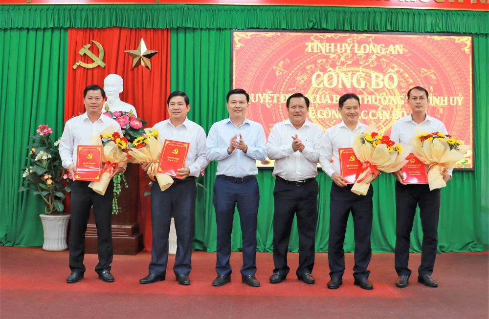 Phó Bí thư Thường trực Tỉnh ủy Nguyễn Thanh Hải và Phó Chủ tịch UBND tỉnh Huỳnh Văn Sơn trao quyết định và tặng hoa chúc mừng các cán bộ được điều động, bổ nhiệm. Ảnh: CẨM TÚ