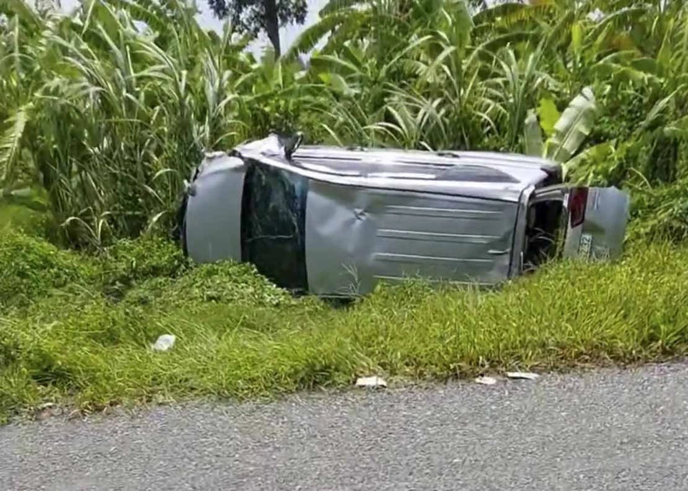 Ô tô 7 chỗ va chạm xe tập lái, lao xuống lề đường lật ngang. Ảnh: CTV