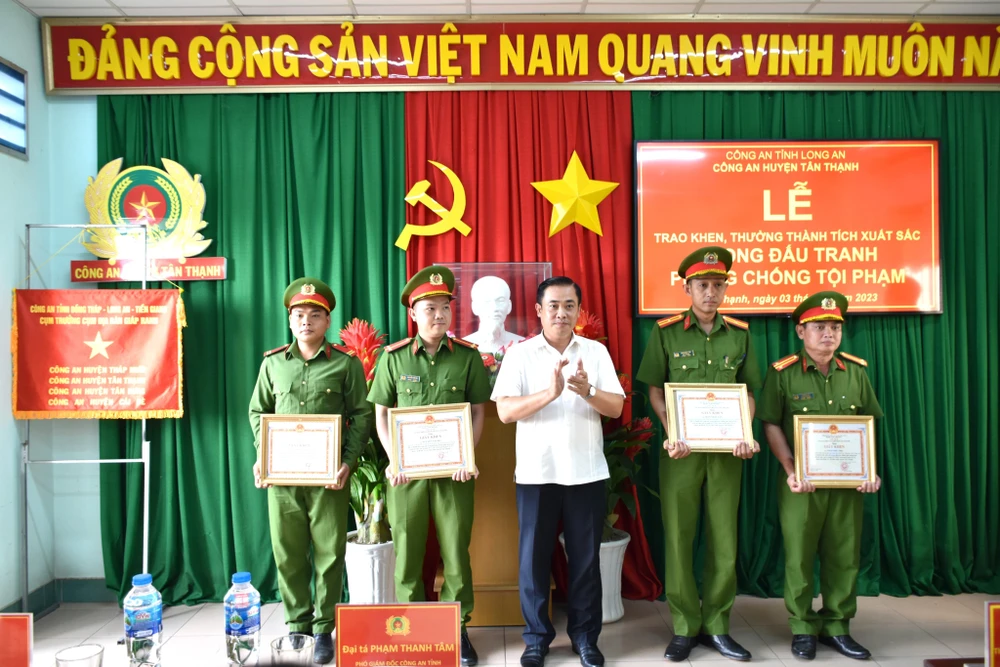 Chủ tịch UBND huyện Tân Thạnh Lê Thanh Đông khen thưởng các cá nhân có thành tích xuất sắc trong đấu tranh khám phá vụ cướp giật tài sản. Ảnh: CHÍ TÂM