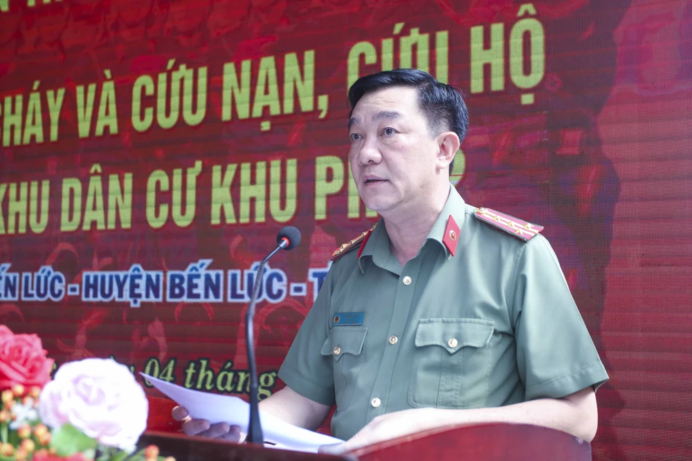 Đại tá Lâm Minh Hồng, Giám đốc Công an tỉnh, Phó Trưởng Ban Chỉ đạo diễn tập phát biểu khai mạc buổi diễn tập. Ảnh: HUỲNH DU