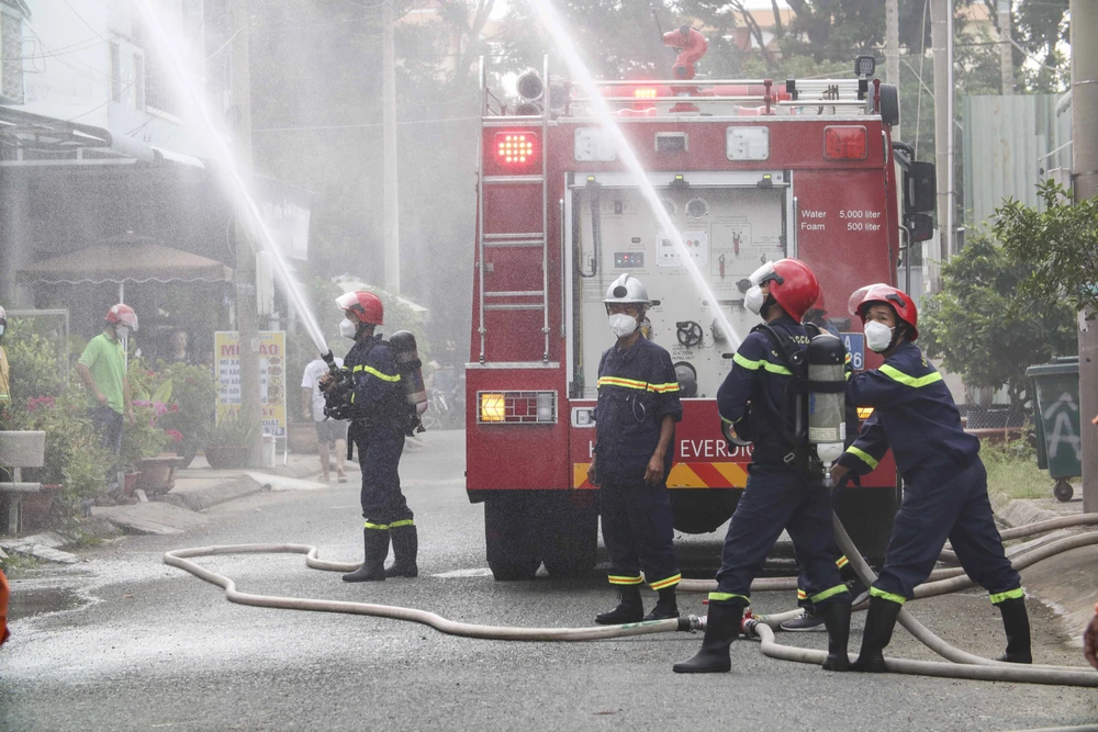 Lực lượng PCCC và CNCH nhanh chóng tiếp cận hiện trường để chữa cháy. Ảnh:HD