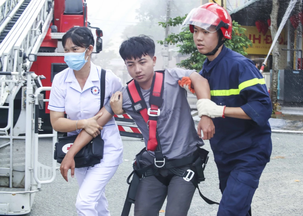 Các nạn nhân tại đám cháy được tổ chức cứu chữa. Ảnh: HD