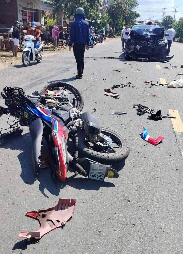 Hiện trường chiếc xe máy và ô tô bị hư hỏng nặng. Ảnh CTV