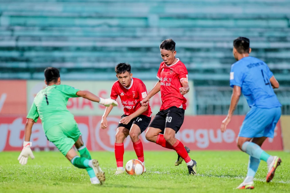 Đội trưởng Phan Tấn Tài nâng tỷ số lên 3-1 cho Long An. Ảnh: TIẾN NGUYỄN