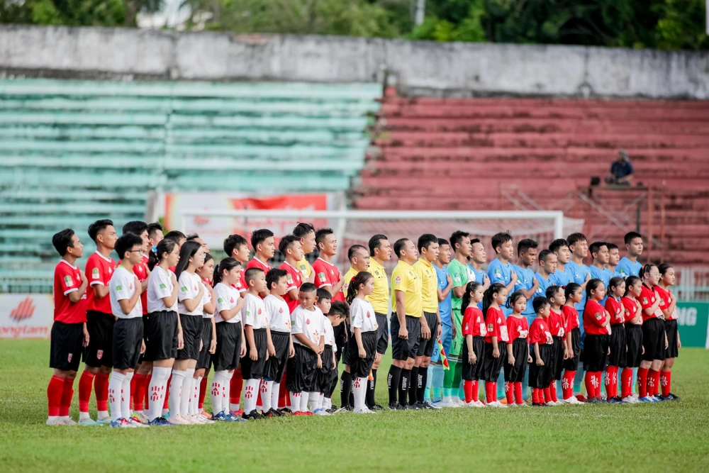 Hai đội Long An và Bình Thuận thực hiện nghi thức trước khi vào thi đấu vòng thứ 15. Ảnh: TIẾN NGUYỄN