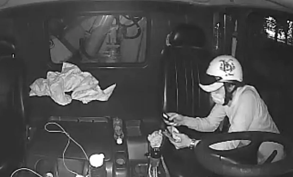 Trộm lẻn lên xe container trộm cắp tài sản