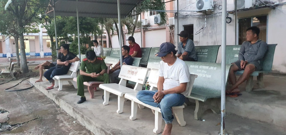 Những người tham gia lắc tài xỉu được đưa về cơ quan công an làm việc. Ảnh: CTV