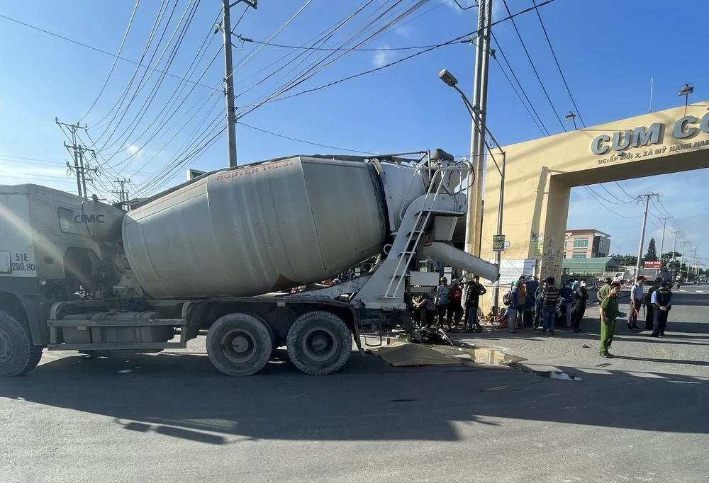 Hiện trường va chạm giữa xe bồn và xe máy. Ảnh: CTV