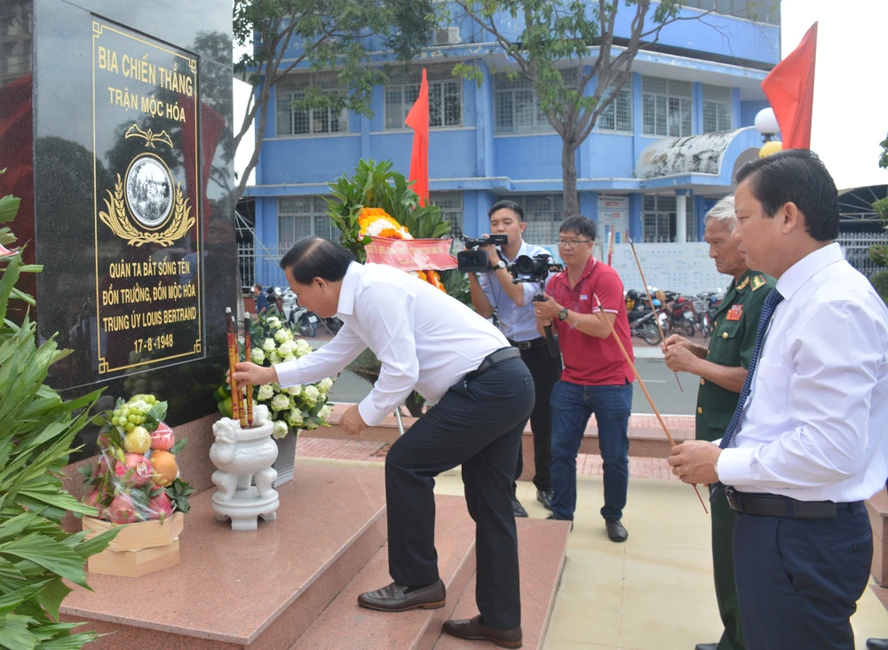 Chủ tịch UBND tỉnh Long An - Nguyễn Văn Út đến thắp hương tại Bia chiến thắng trận Mộc Hóa. Ảnh: HD