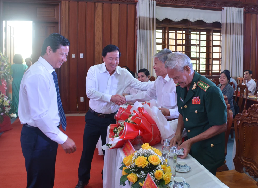 Lãnh đạo UBND tỉnh Long An thăm hỏi sức khỏe các lão thành cách mạng. Ảnh: HD