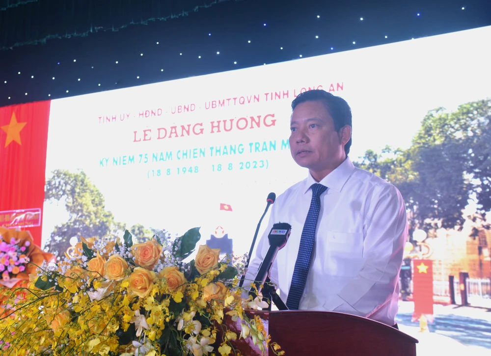 Phó Chủ tịch UBND tỉnh - Phạm Tấn Hòa phát biểu tại lễ kỷ niệm 75 năm Chiến thắng Mộc Hóa. Ảnh: HD