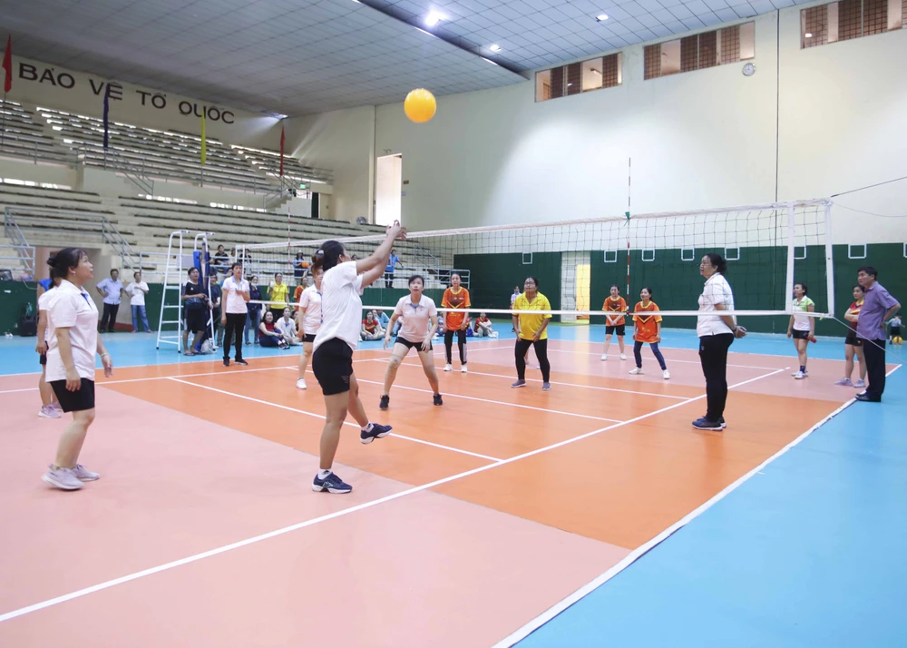 Môn bóng chuyền hơi được nhiều cổ động viên đến cổ vũ tại Nhà thi đấu Long An. Ảnh: HD