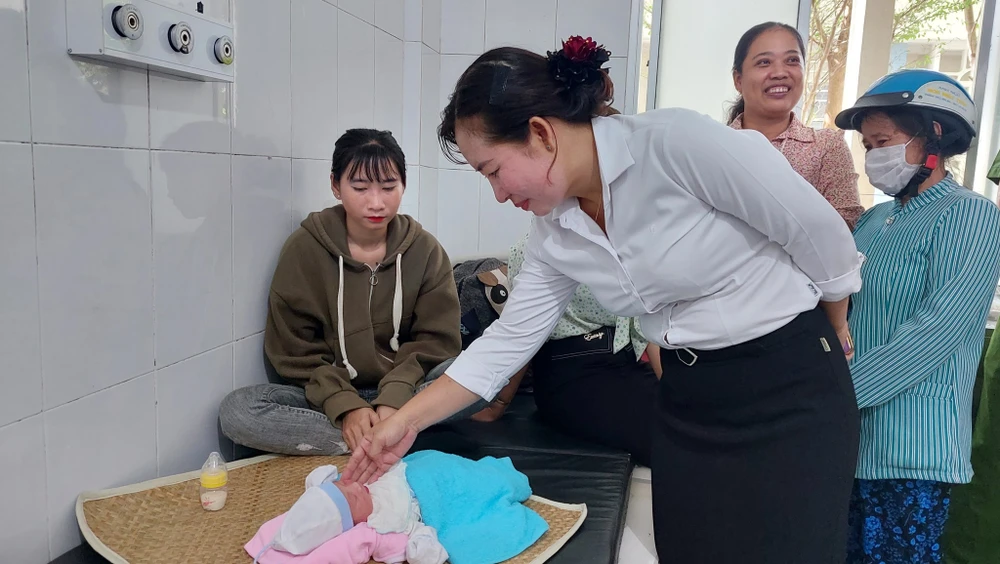 Bà Trần Thị Đào - Bí thư Đảng ủy Thị trấn Tân Hưng đến thăm cháu bé bị bỏ rơi. Ảnh: DUY PHƯỚC