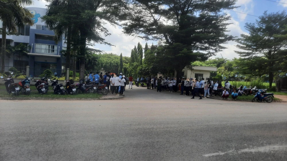 Công nhân Công ty Thuận Thiên kéo đến cổng Công ty Tân Đức bức xúc vì ống xả thải bị chặn. Ảnh: CTV