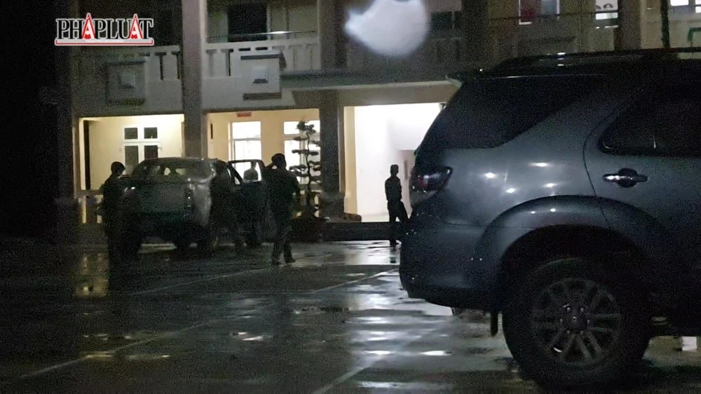 Công an phối hợp với biên phòng đưa những người liên quan về Đồn Biên phòng Mỹ Quý Tây, huyện Đức Huệ, tỉnh Long An trong đêm 20-9. Ảnh: YT Công an phối hợp với biên phòng đưa những người liên quan về Đồn Biên phòng Mỹ Quý Tây, huyện Đức Huệ, tỉnh Long An trong đêm 20-9. Ảnh: YT