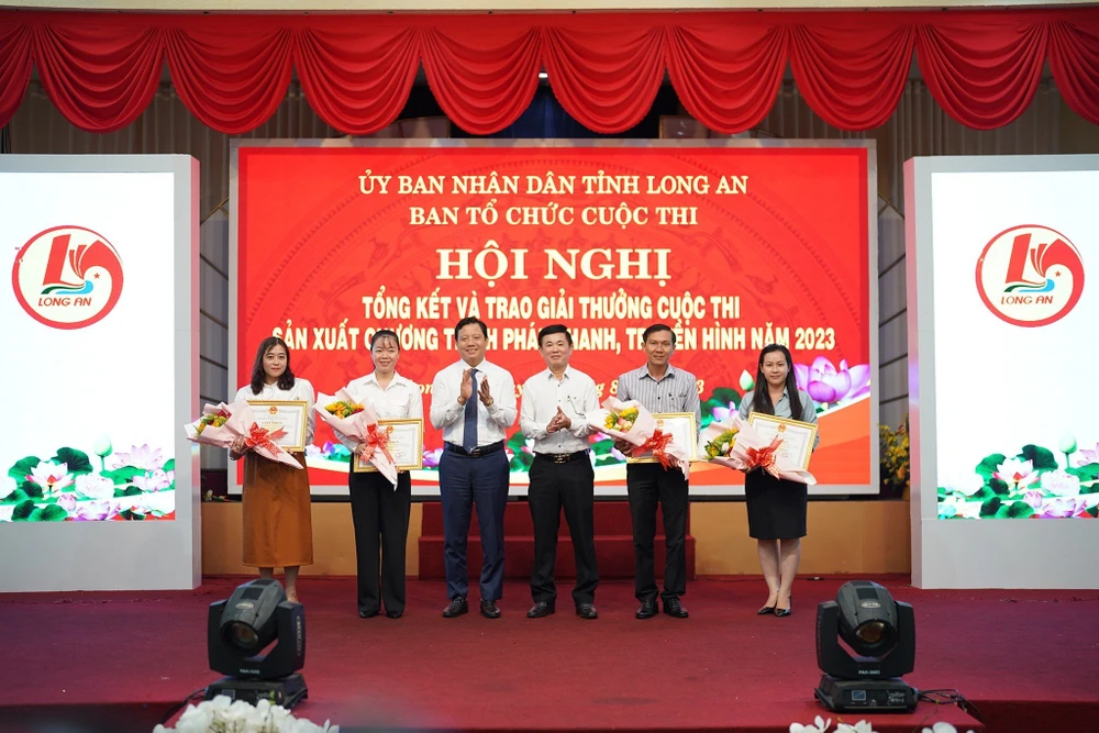 Ban Tổ chức trao giải cho các đơn vị đoạt giải nhì cuộc thi Sản xuất chương trình phát thanh và truyền hình. Ảnh: HD