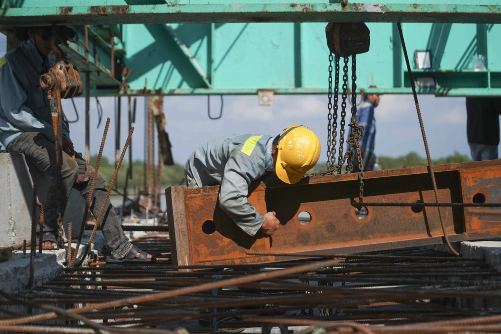 Công nhân tích cực làm việc để chuẩn bị đúng tiến độ ngày hợp long 1-9 sắp tới.