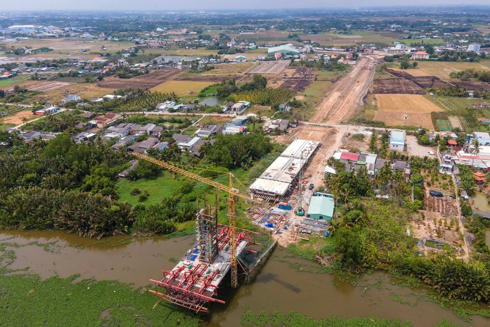 Dự án cầu bắc qua sông Vàm Cỏ Tây có giá trị dự toán gần 576 tỉ đồng, riêng chi phí xây dựng hơn 564 tỉ đồng do Công ty Cổ phần xây lắp Thương mại Delta, công ty Cổ phần xây dựng - lắp máy Trung Nam và Công ty Cổ phần Kiểm định xây dựng An Hoà thi công.