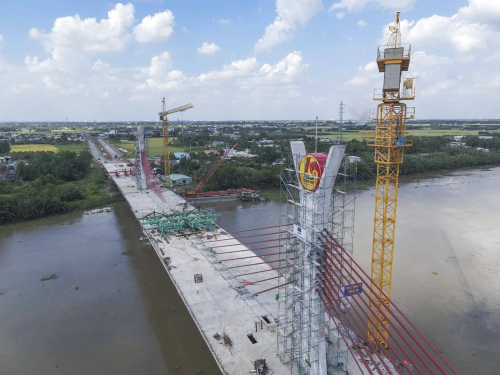 Trong đó, phần cầu được thiết kế quy mô 4 làn xe, chiều dài hơn 436m, tải trọng thiết kế HL.93; phần đường dẫn dài gần 1,6km, mặt đường rộng 14m, vận tốc thiết kế 60km/h.