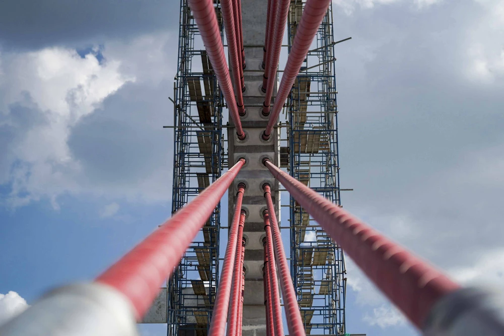 Công trình được thực hiện bằng công nghệ cầu Extradosed. Đây là công nghệ hoàn toàn mới, chưa được áp dụng trên địa bàn Long An.