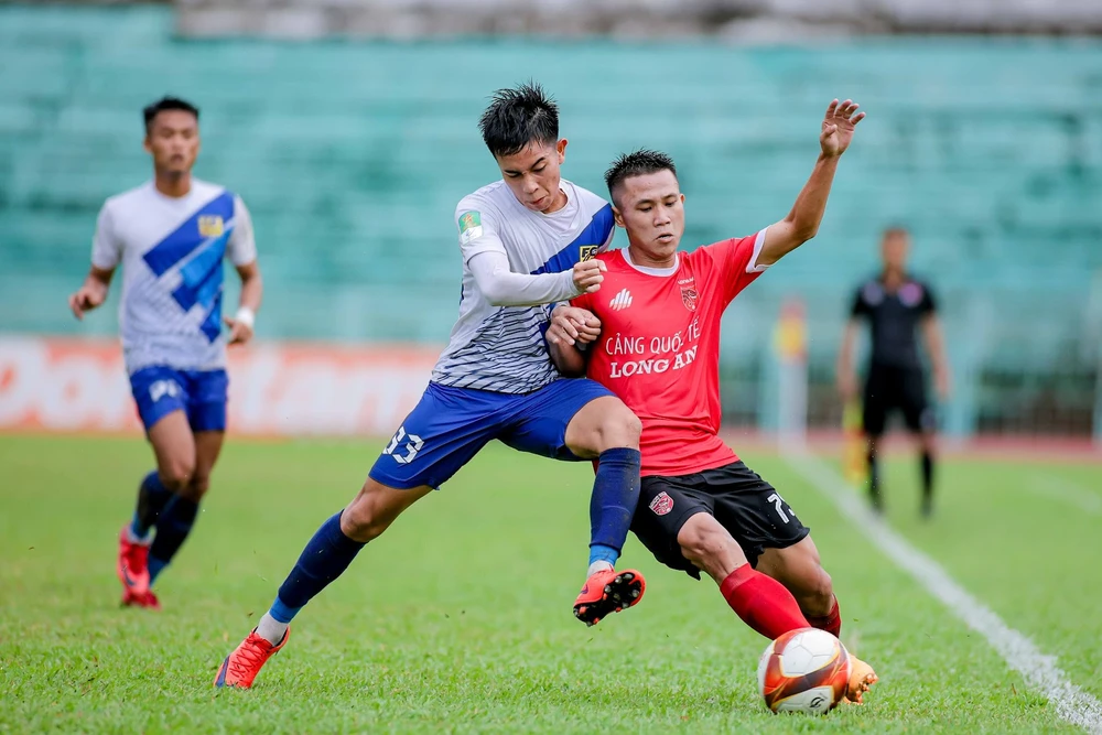 Các cầu thủ Long An thi đấu cống hiến và có chiến thắng chung cuộc 3-1 trên sân nhà. Ảnh: ANH TIẾN