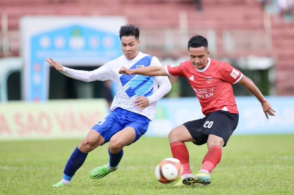 Dương Anh Tú (áo đỏ) có bàn thắng nâng tỷ số 1-0 cho Long An. Ảnh: ANH TIẾN