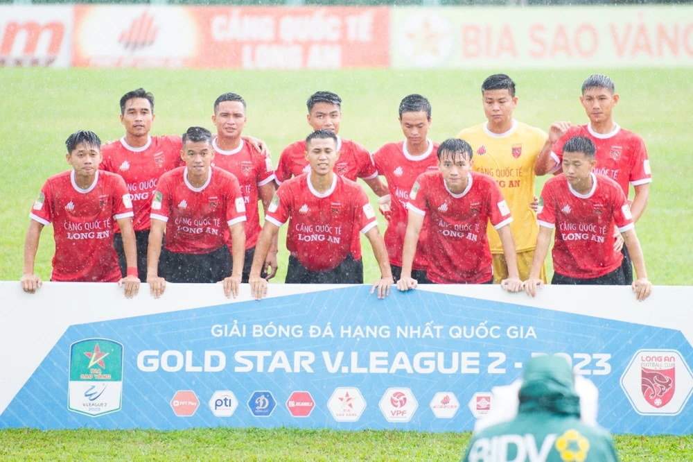 Đội hình ra sân của chủ nhà Long An chiều ngày 26-8. Ảnh: HD