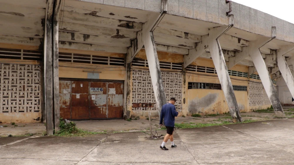 Khu vực xung quanh Sân vận động Long An đang xuống cấp. Ảnh: ĐỨC CẢNH