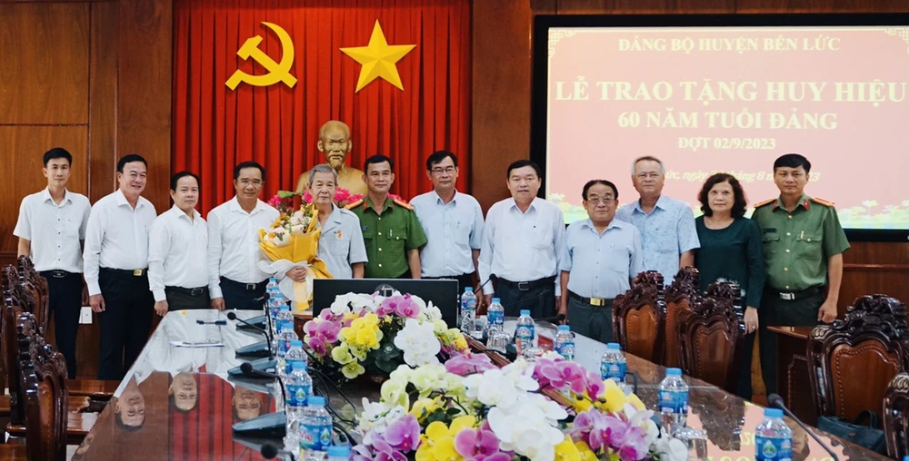 Các đại biểu tại buổi lễ trao huy hiệu 60 năm tuổi đảng cho Đảng viên Phạm Thanh Phong. Ảnh: CTV