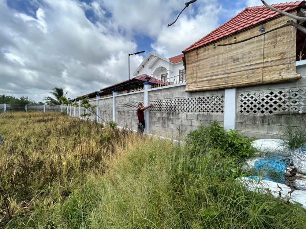 Nơi nghi phạm đột nhập vào căn biệt thự để trộm tài sản. Ảnh: CA