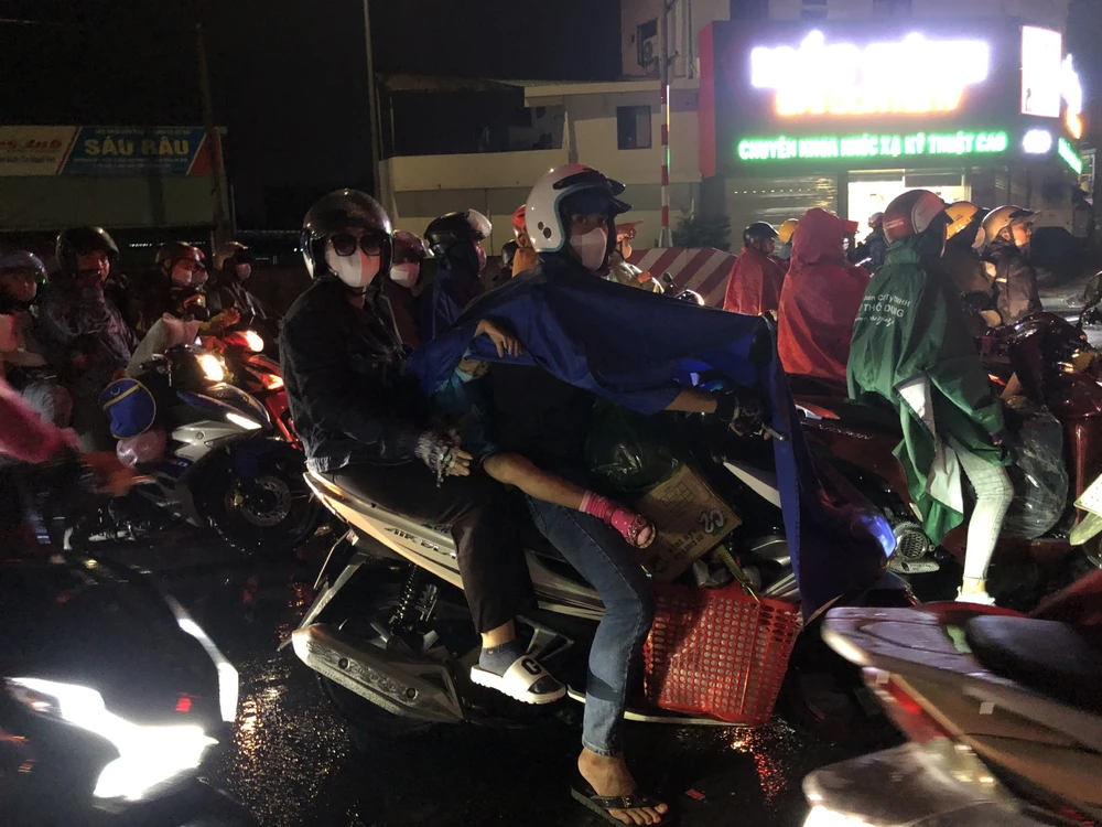 Càng về tối lưu lượng xe trở về miền Tây trên quốc lộ 1 càng đông. Ảnh: HUỲNH DU