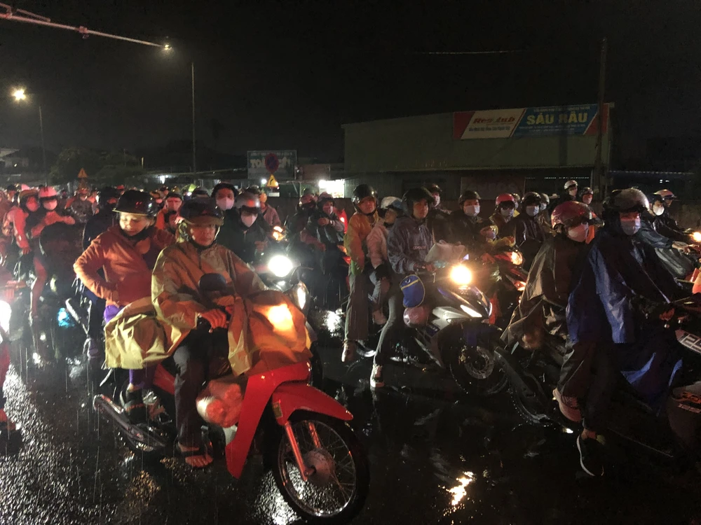 21h ngày 31-8, hàng ngàn người dầm mưa để trở về miền Tây nghỉ lễ 2-9. Ảnh: HUỲNH DU