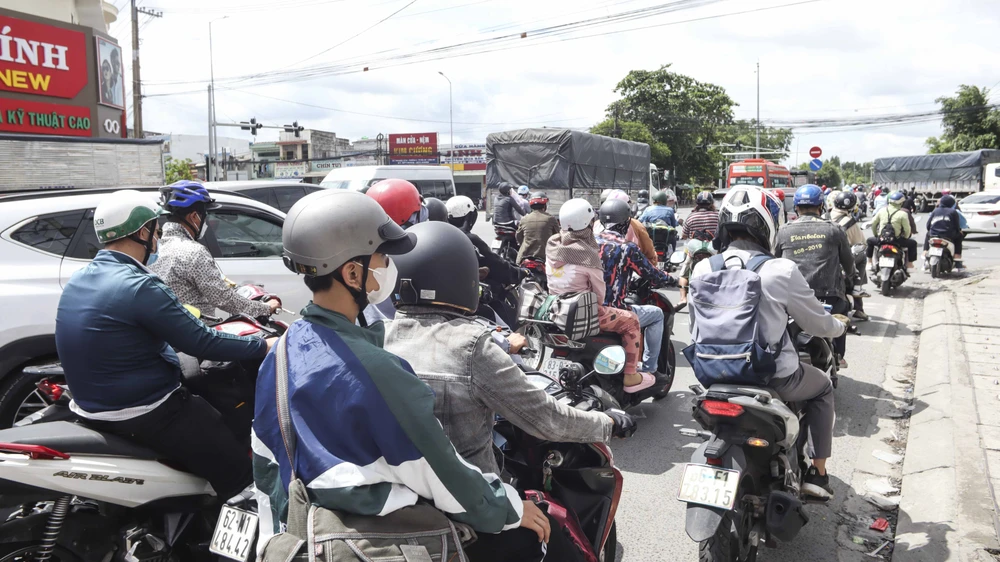 Ngã tư giao nhau giữa Quốc lộ 1 và Quốc lộ 62 lưu lượng xe rất đông chỉ ùn ứ nhẹ. Ảnh: HD